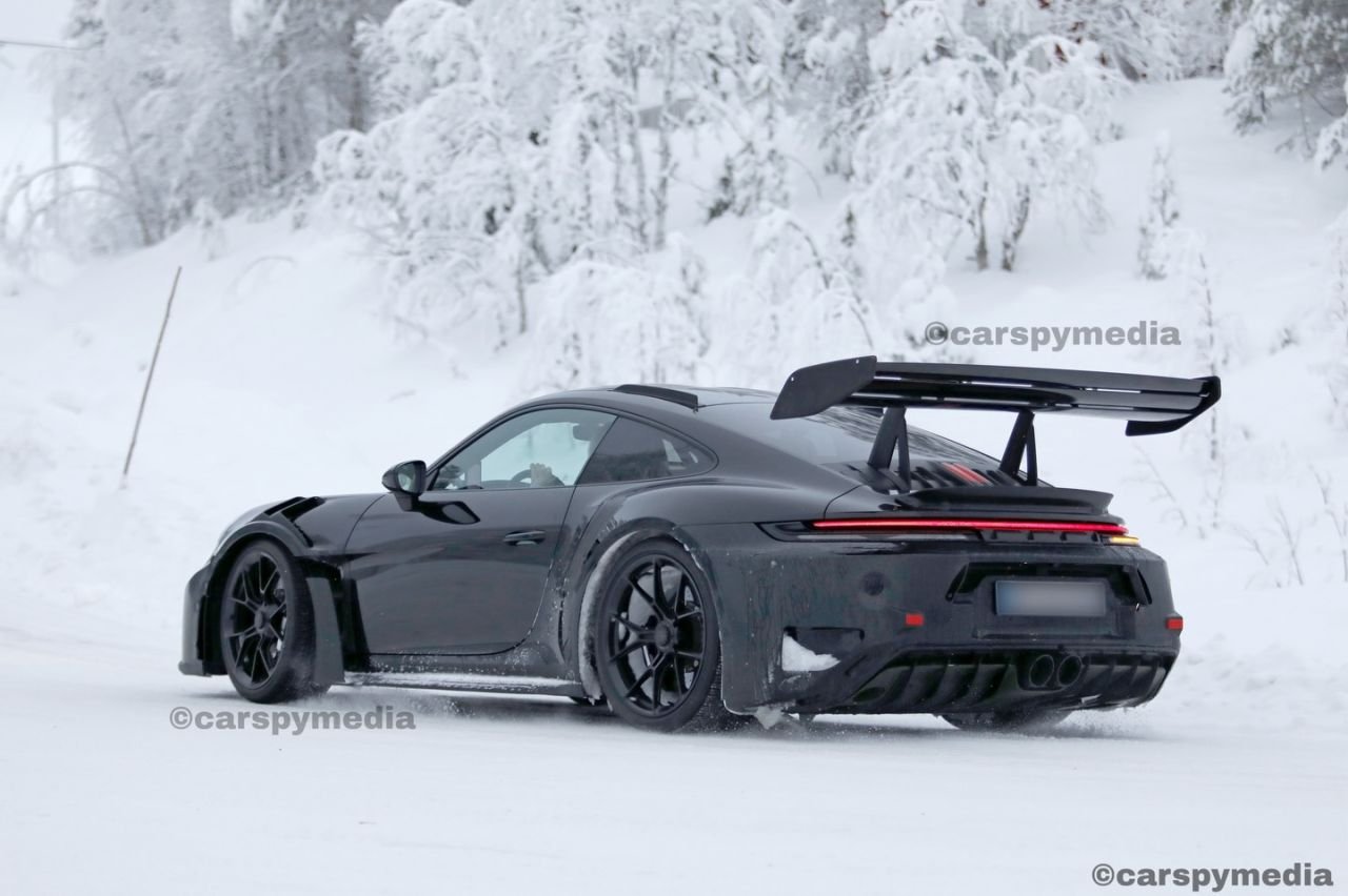 Porsche 911 GT3 RS Facelift (992.2) Avvistata in Condizioni Neve