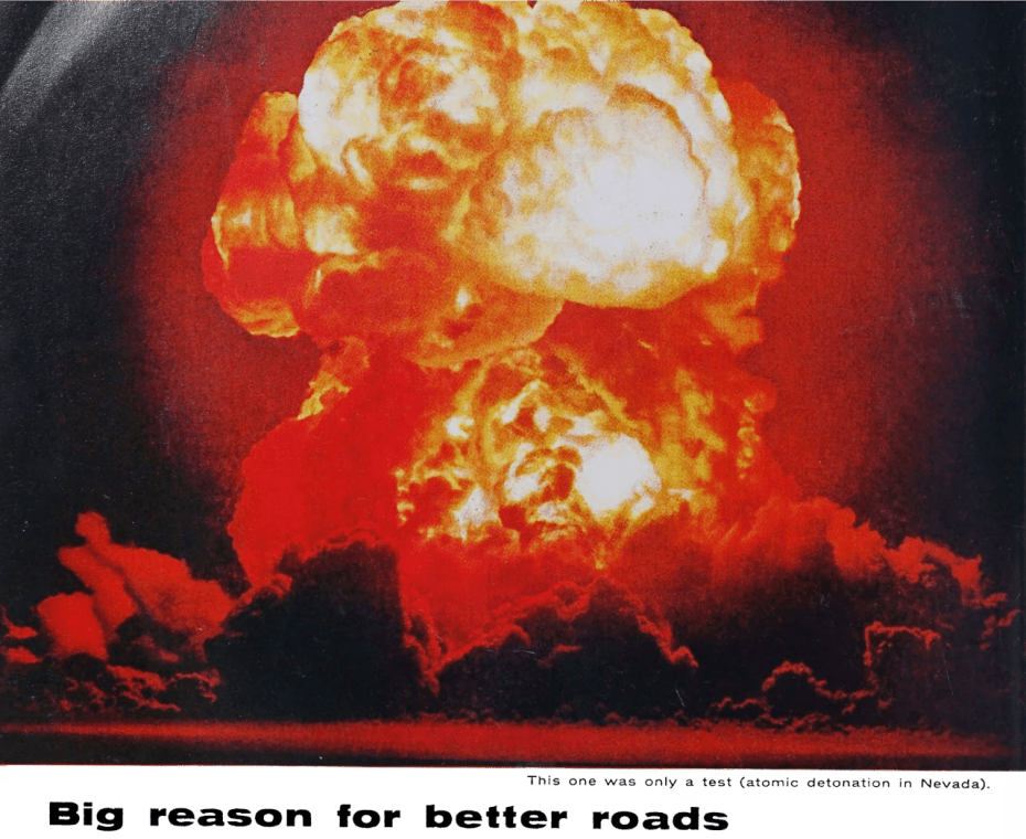 Magazin-Werbung, die ein Bild einer nuklearen Explosion mit der Überschrift "Großer Grund für bessere Straßen" zeigt; unter dem Hauptbild steht kleiner Text: "Das war nur ein Test (atomare Detonation in Nevada)"