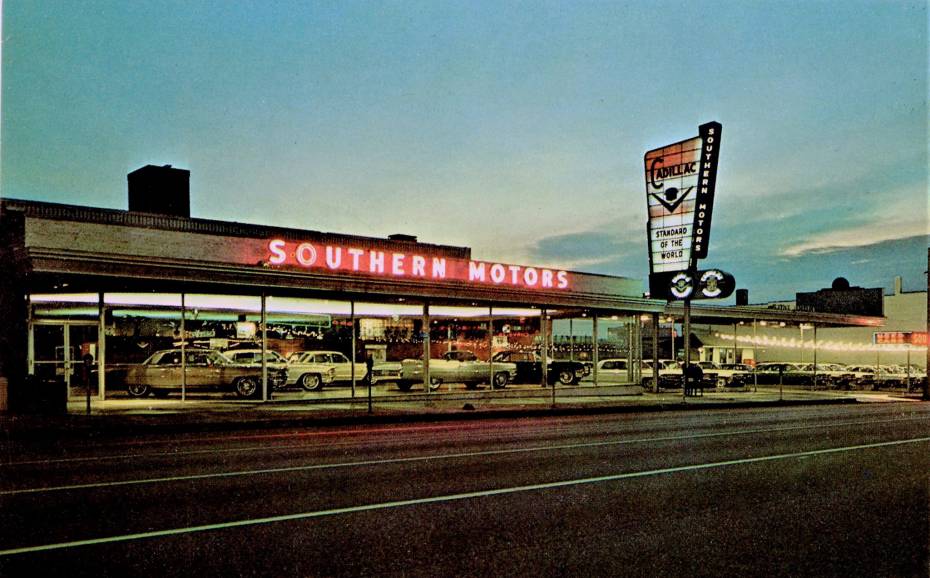 Foto des Southern Motors Cadillac-Händlers, beleuchtet in der Dämmerung
