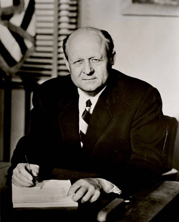 Schwarz-Weiß-Foto von Val Peterson