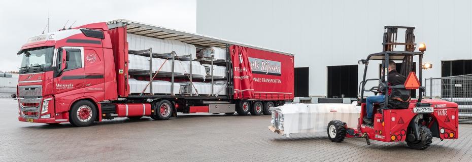 Wessels Transport Rijssen - Volvo FH 4x2 tractor - Krone low deck curtainsider