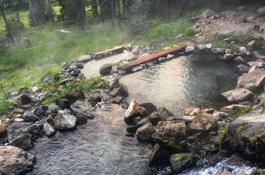 L'enigma della Toyota Yaris abbandonata lungo la strada