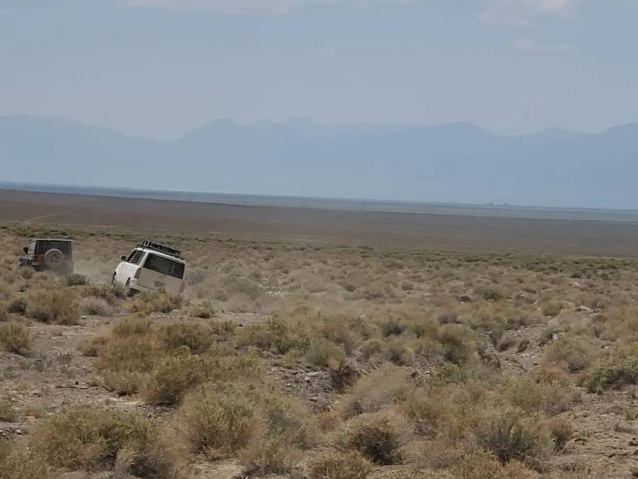 L'enigma della Toyota Yaris abbandonata lungo la strada