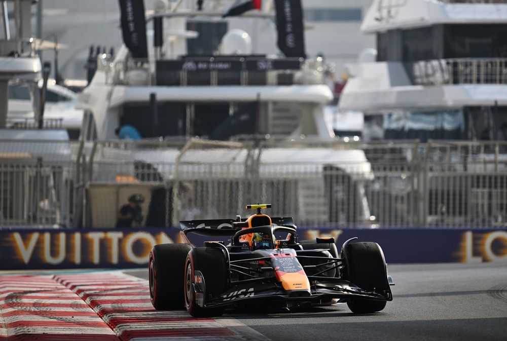 Arvid Lindblad dans la Red Bull lors des EL1 du GP d'Abu Dhabi 2025.