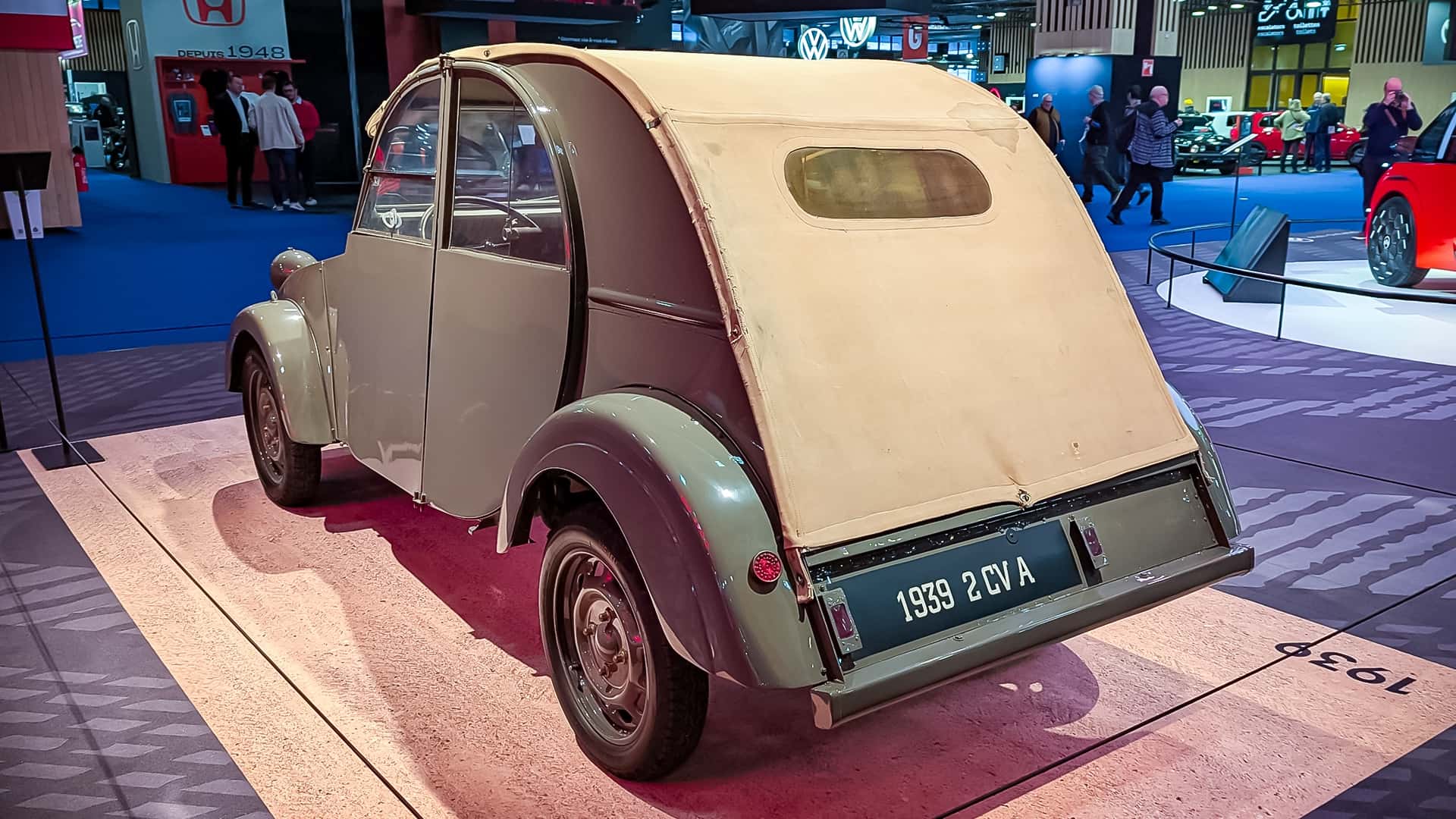 Citro&euml;n 2CV A (R&eacute;tromobile 2026)