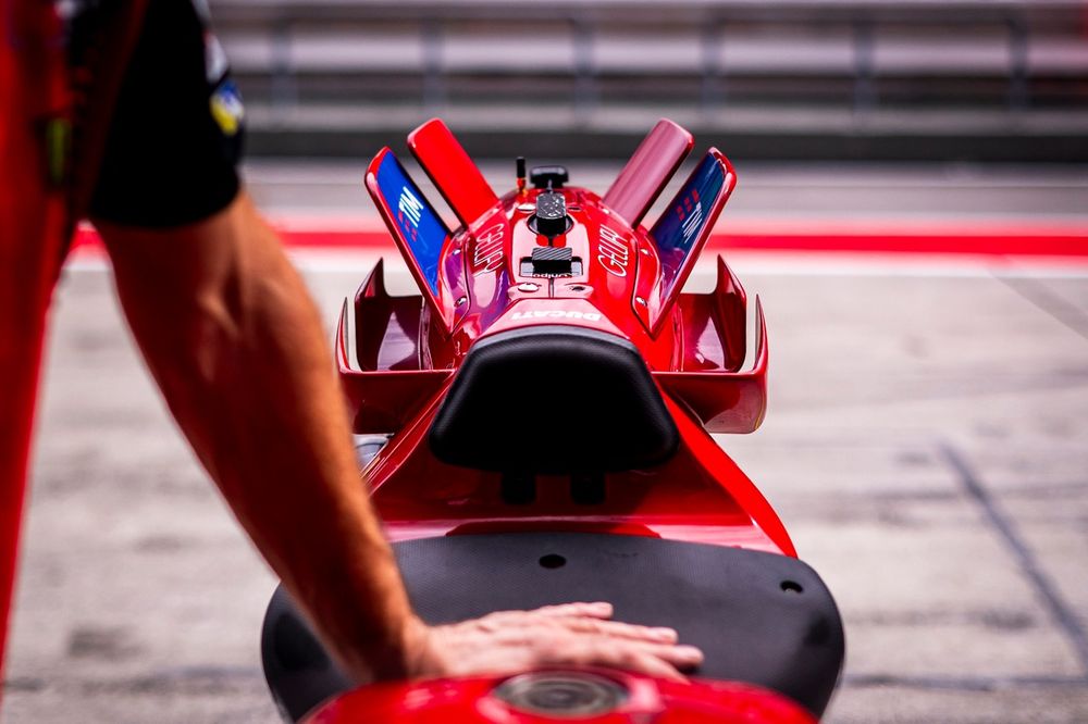 Die Flügel auf dem Soziussitz der Ducati GP25.