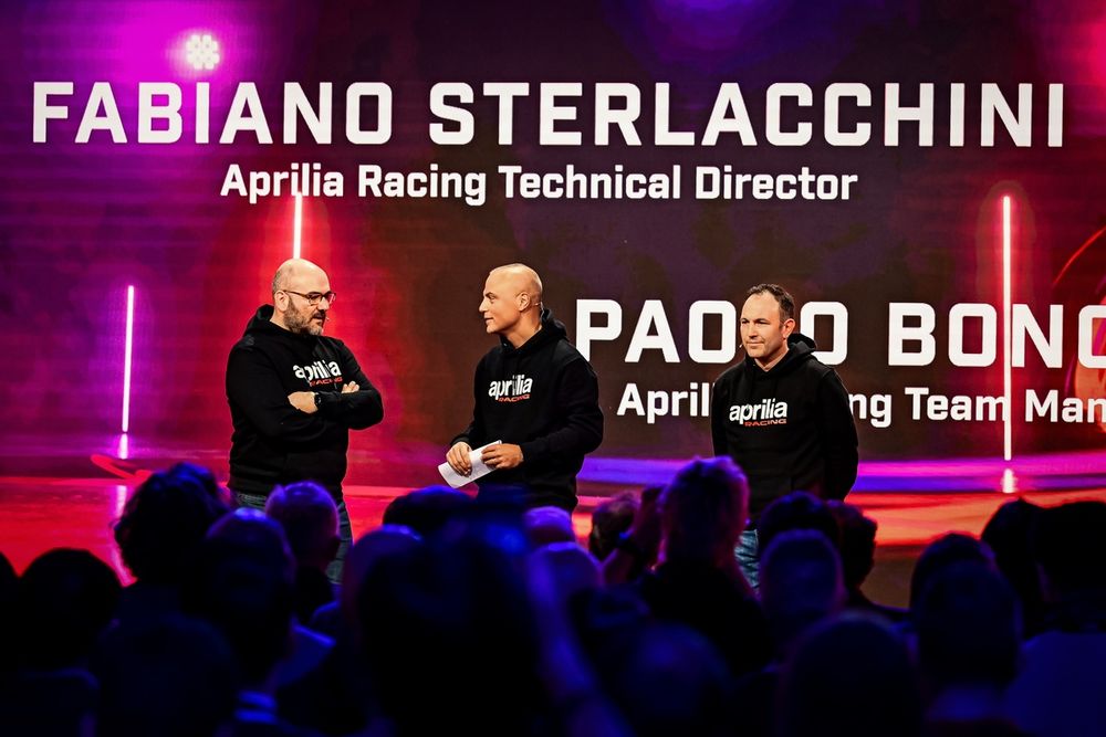 Há um ano, Fabiano Sterlacchini (aqui, à esquerda) fazia suas estreias como diretor técnico da Aprilia.