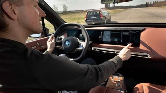 Écrans tactiles, menus complexes : l’ergonomie des voitures se dégrade et accroît la distraction. Euro NCAP va durcir ses critères dès cette année 2026. © Glenn Lindberg/Vi Bilägare