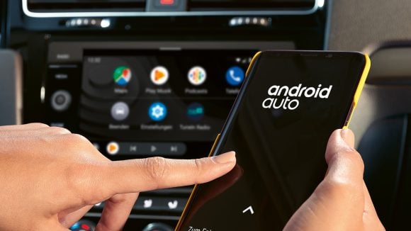 Android Auto va bient&ocirc;t int&eacute;grer Google Cast pour diffuser musique et vid&eacute;os depuis le smartphone vers l&rsquo;&eacute;cran de la voiture, &agrave; l&rsquo;arr&ecirc;t. &copy; Volkswagen