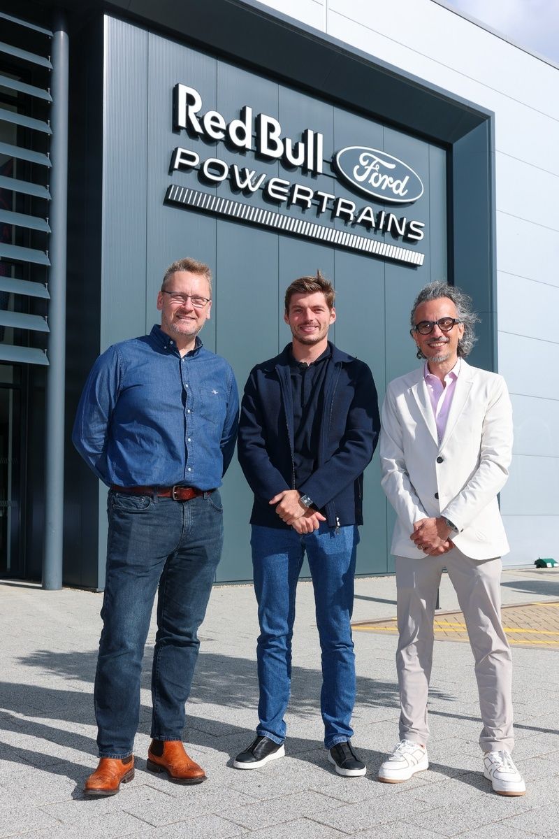 Red Bull denuncia le manovre di Mercedes sulla superiorit&agrave; del motore.