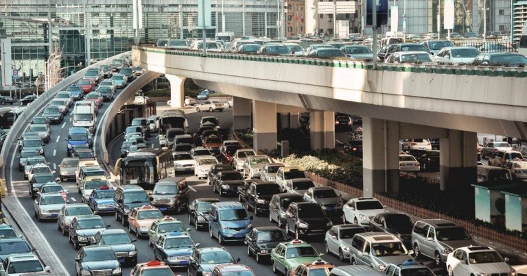 La France face aux embouteillages : un paradoxe de congestion routière