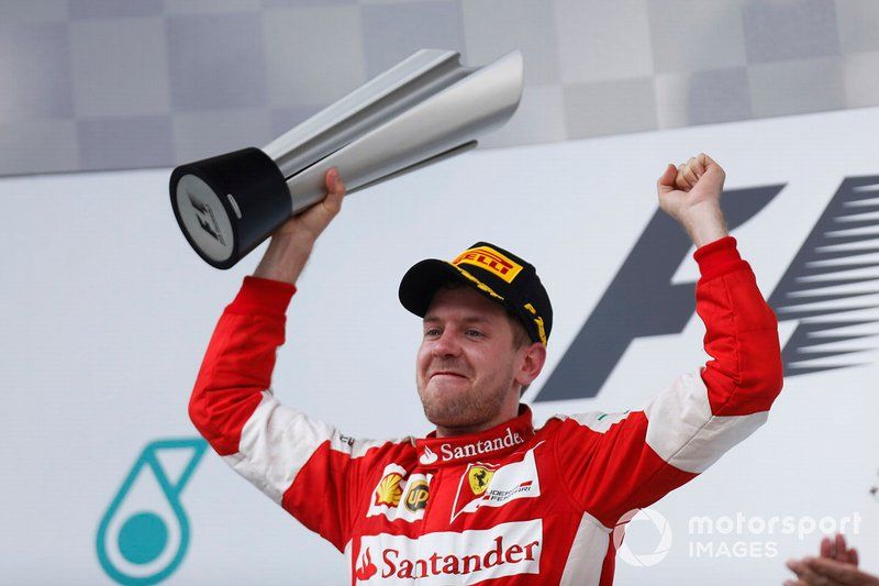 Sebastian Vettel f&ecirc;te sa premi&egrave;re victoire avec Ferrari lors du GP de Malaisie 2015.