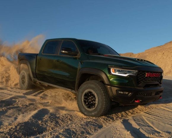 Com um motor V8 6,2 litros de 777 cv sob o capô, o novo RAM TRX 2027 não vai com a mão leve! © RAM