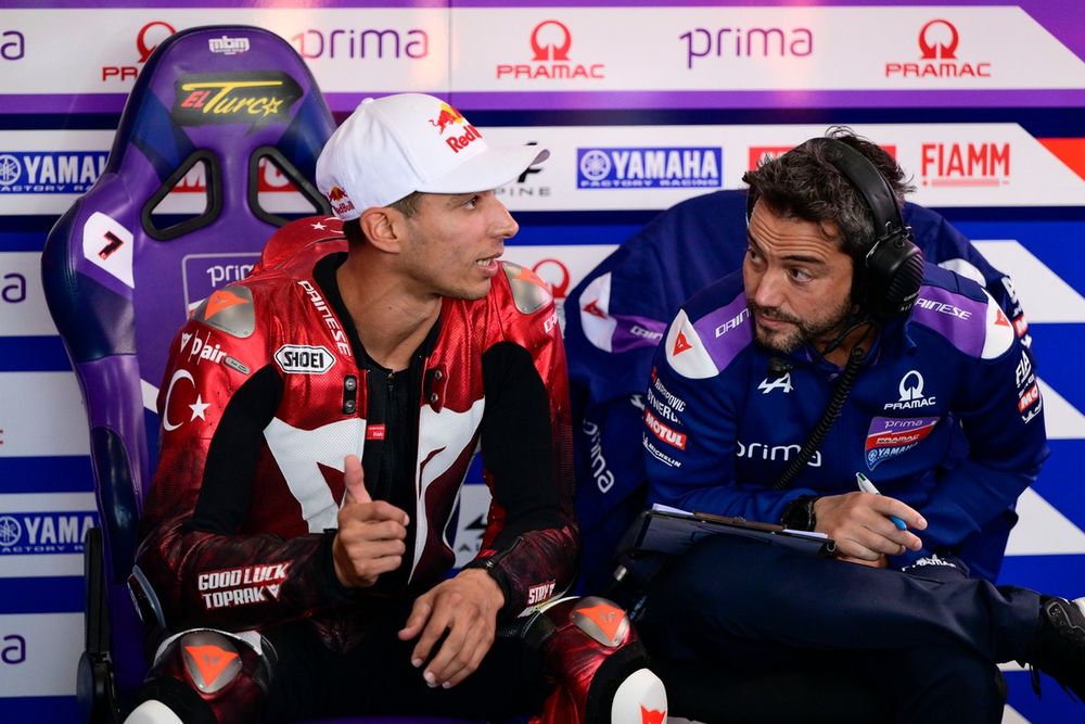 Toprak Razgatlioglu, Pramac Racing, et son chef m&eacute;canicien, Alberto Giribuola