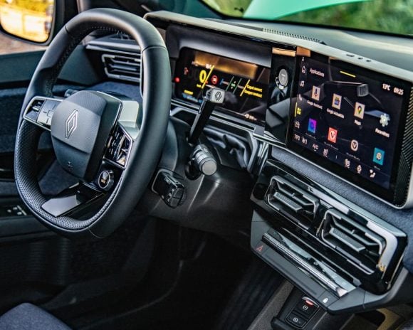 Google et Qualcomm promettent jusqu&rsquo;&agrave; 10 ans de mises &agrave; jour pour Android Automotive, afin d&rsquo;&eacute;viter l&rsquo;obsolescence logicielle des voitures connect&eacute;es. &copy; Renault