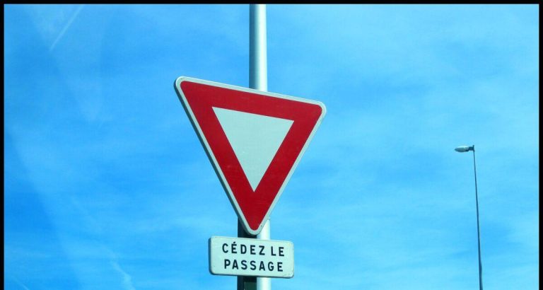 Éblouissement au volant : un accident révélateur des dangers du soleil rasant