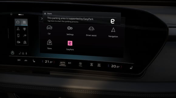 Dès que le véhicule s'arrête dans une zone compatible, une fenêtre contextuelle dans l'écran MMI ouvre l'application préinstallée. © Audi