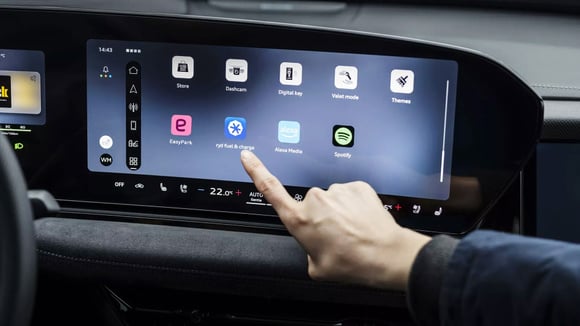 Audi intègre les applications EasyPark et Ryd dans son multimédia : paiement du parking, carburant et recharge directement depuis l’écran, sans smartphone ni carte. © Audi 