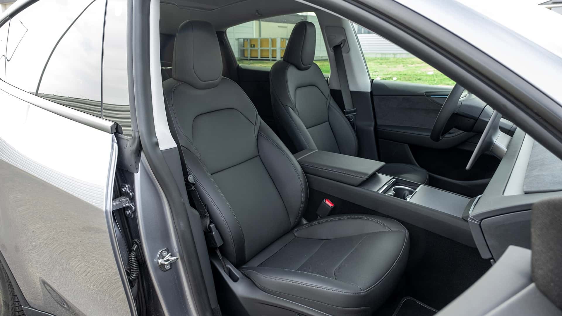 Tesla запускает Grok: революционный ИИ в европейских автомобилях