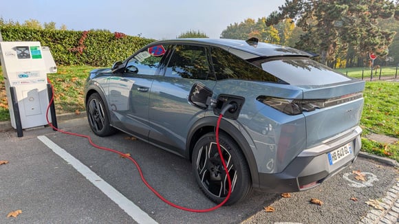 Les Peugeot 3008 et 5008 hybrides rechargeables n'&eacute;chappent pas au malus au poids. &copy; DR