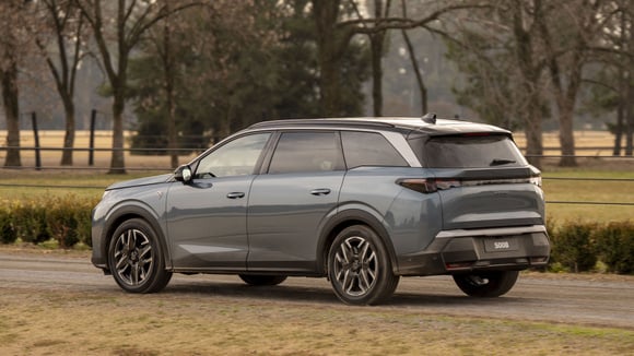 标致5008：一款令人惊讶的家庭SUV，配备多种发动机选项