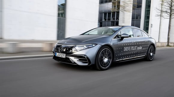 China Tightens Regulations on Assisted Driving, Human Responsibility Remains