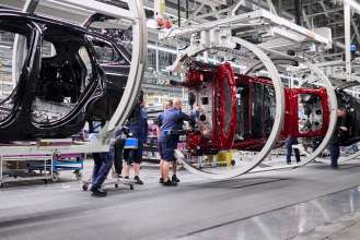 BMW Group Plant in Regensburg Celebrates 40 Years with Production Record