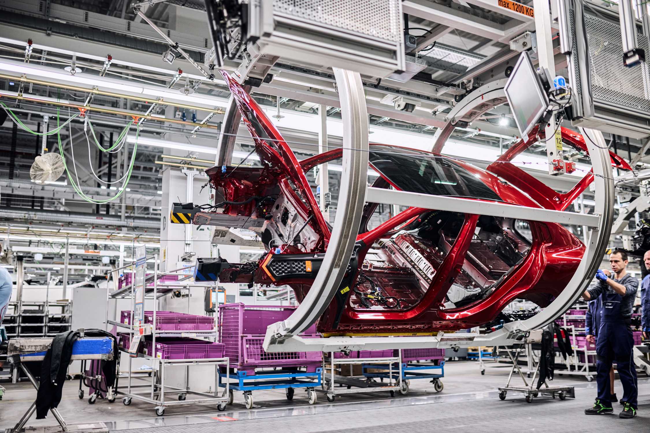 BMW Group Plant in Regensburg Celebrates 40 Years with Production Record
