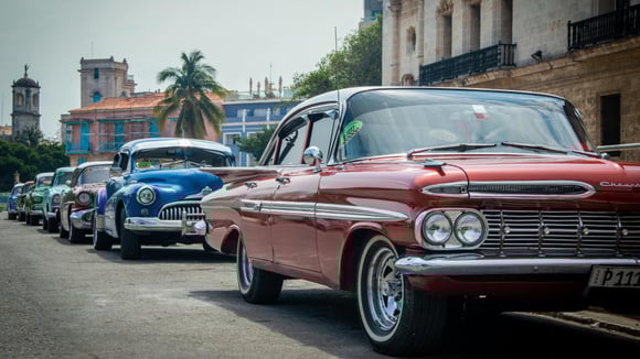Kuba: niedob&oacute;r paliwa i cyfrowe racjonowanie, kt&oacute;re budzi kontrowersje