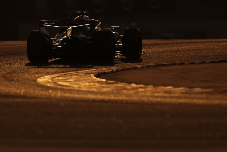 Mercedes face à une tempête réglementaire : enjeux et conséquences pour la saison F1