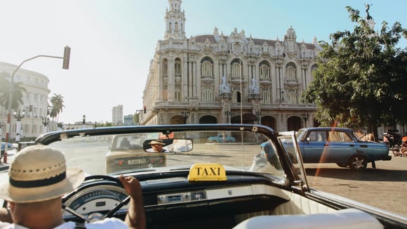 Kuba: niedob&oacute;r paliwa i cyfrowe racjonowanie, kt&oacute;re budzi kontrowersje