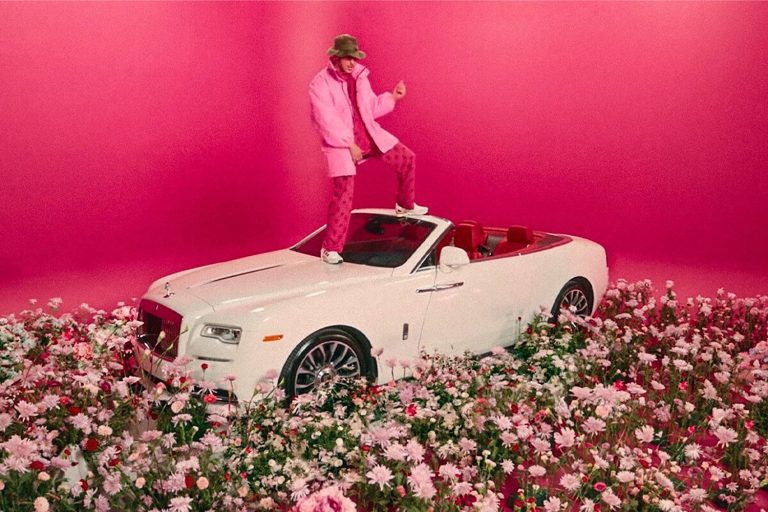 Bad Bunny, entre extravagance et simplicité : la loyauté de l’artiste envers sa Toyota Corolla