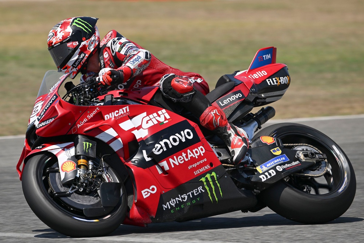 MotoGP à Buriram : Bagnaia en tête, Márquez en difficulté