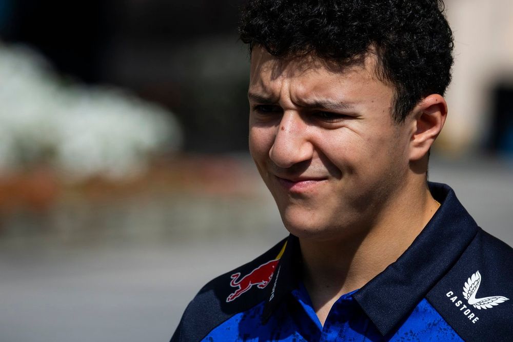 Isack Hadjar : tussen humor en ambitie na zijn ongeluk in Barcelona