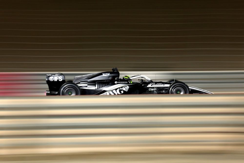 Sergio P&eacute;rez dans la Cadillac pour les essais hivernaux de Bahre&iuml;n.