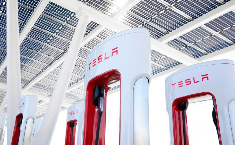 Tesla en Suède : sabotage d’un Supercharger, entre tensions sociales et faux-semblants écologiques