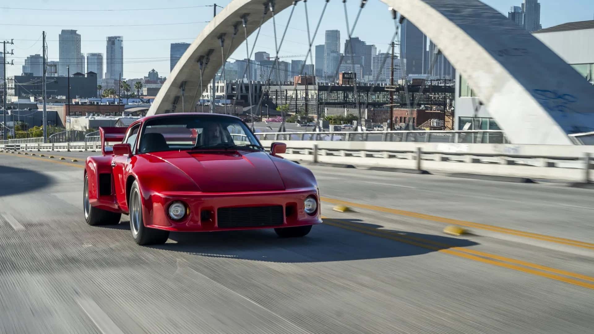 Магнус Уокер выставляет на аукцион уникальную коллекцию Porsche, переосмысляя автомобильное наследие