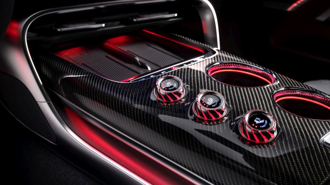 梅赛德斯-AMG GT四门轿跑:以驾驶者为中心的高科技内饰