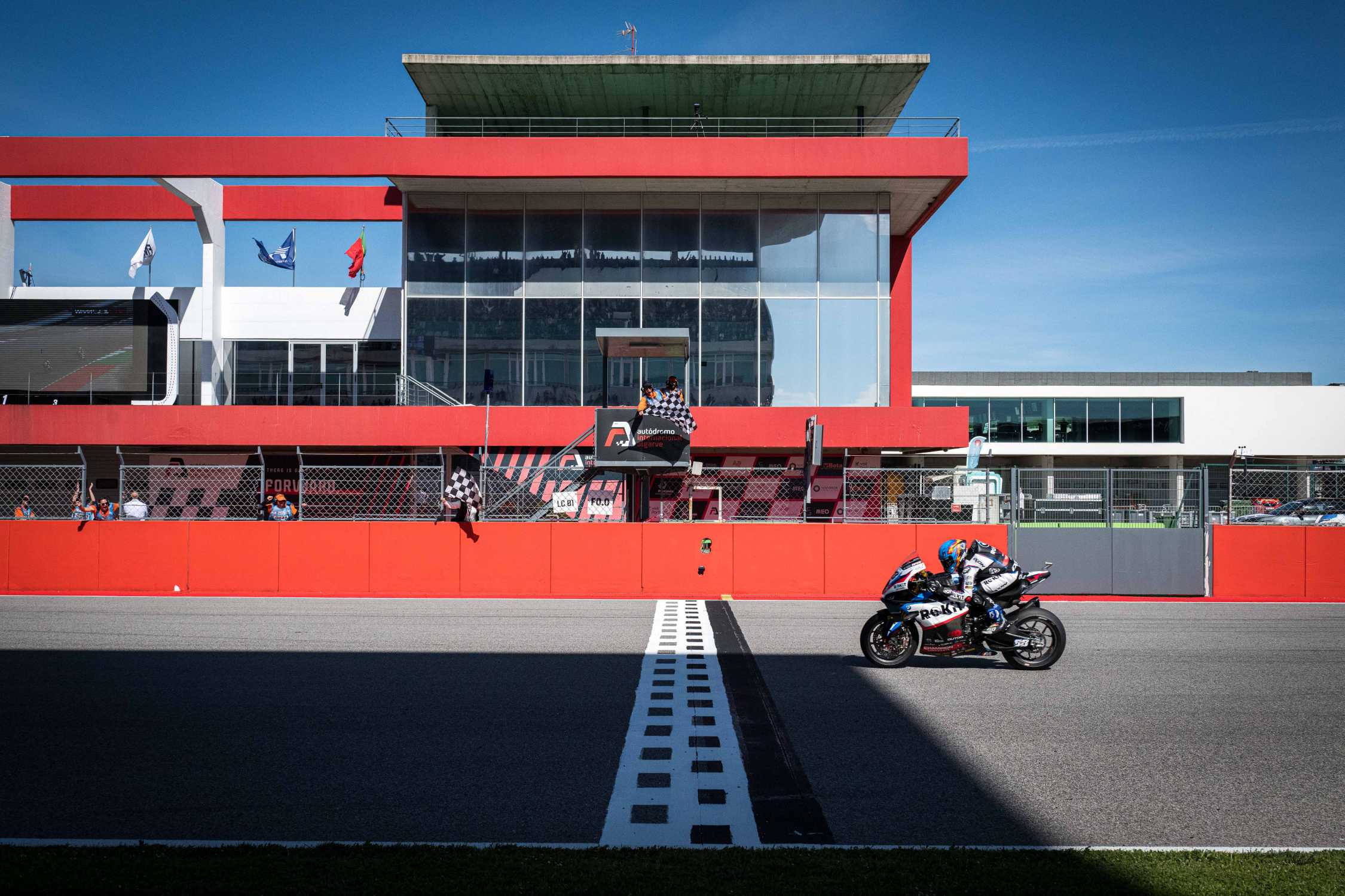 Oliveira Brilla con Triplete en Portimão