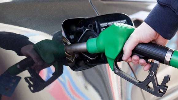 R&eacute;serves de carburant en bidon : quelles quantit&eacute;s autoris&eacute;es, quelles r&egrave;gles en France et quels risques pour les automobilistes ? &copy; Yayimages