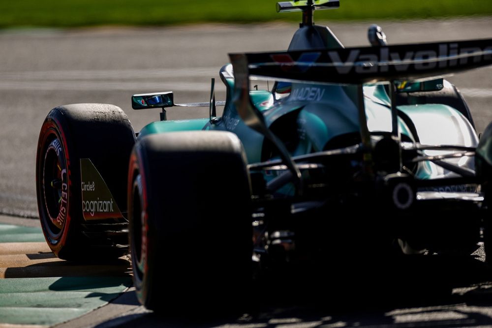 费尔南多·阿隆索驾驶的阿斯顿·马丁AMR26在澳大利亚大奖赛上。