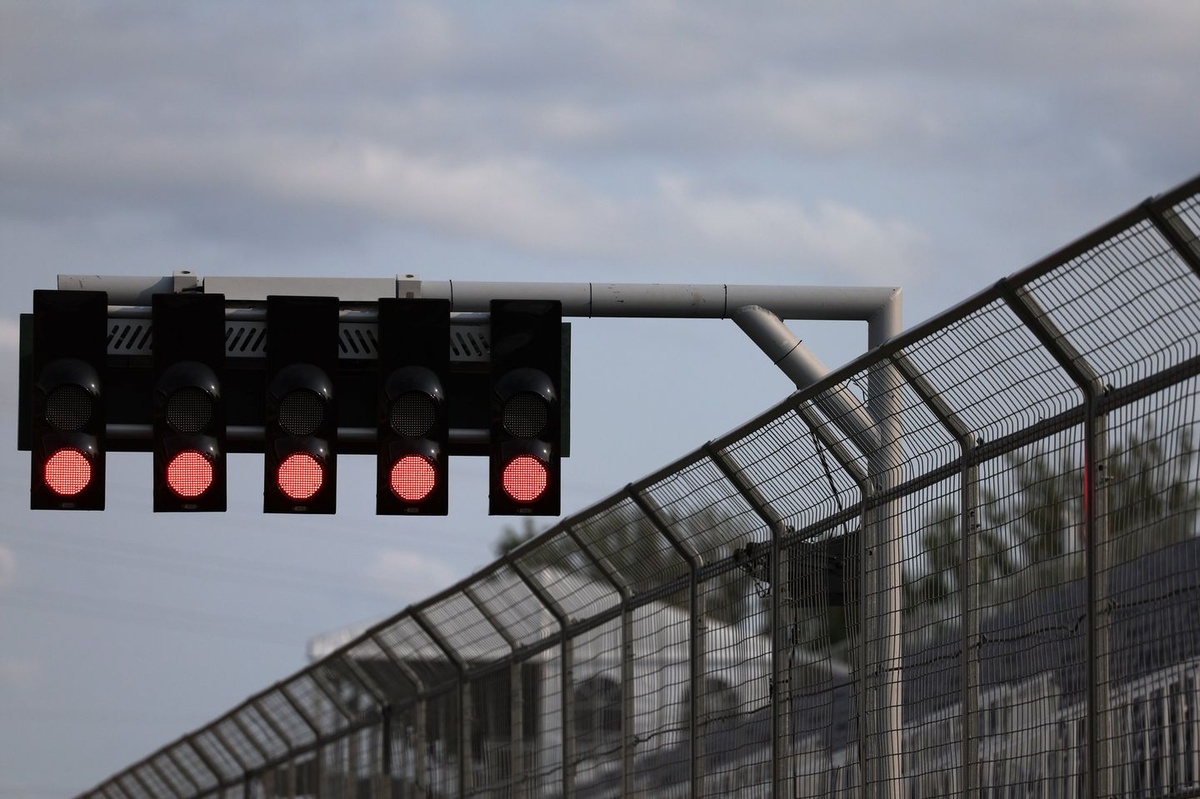 Qui contrôle le départ en F1 ? Plongée dans l’ombre de la grille de départ