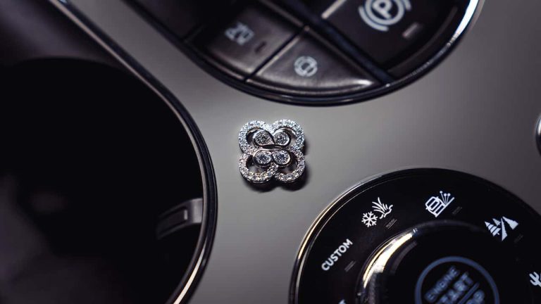Bentley joue la haute joaillerie dans ses habitacles