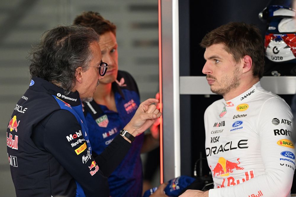 Laurent Mekies en discussion avec Max Verstappen lors des EL2 du GP du Japon 2026.
