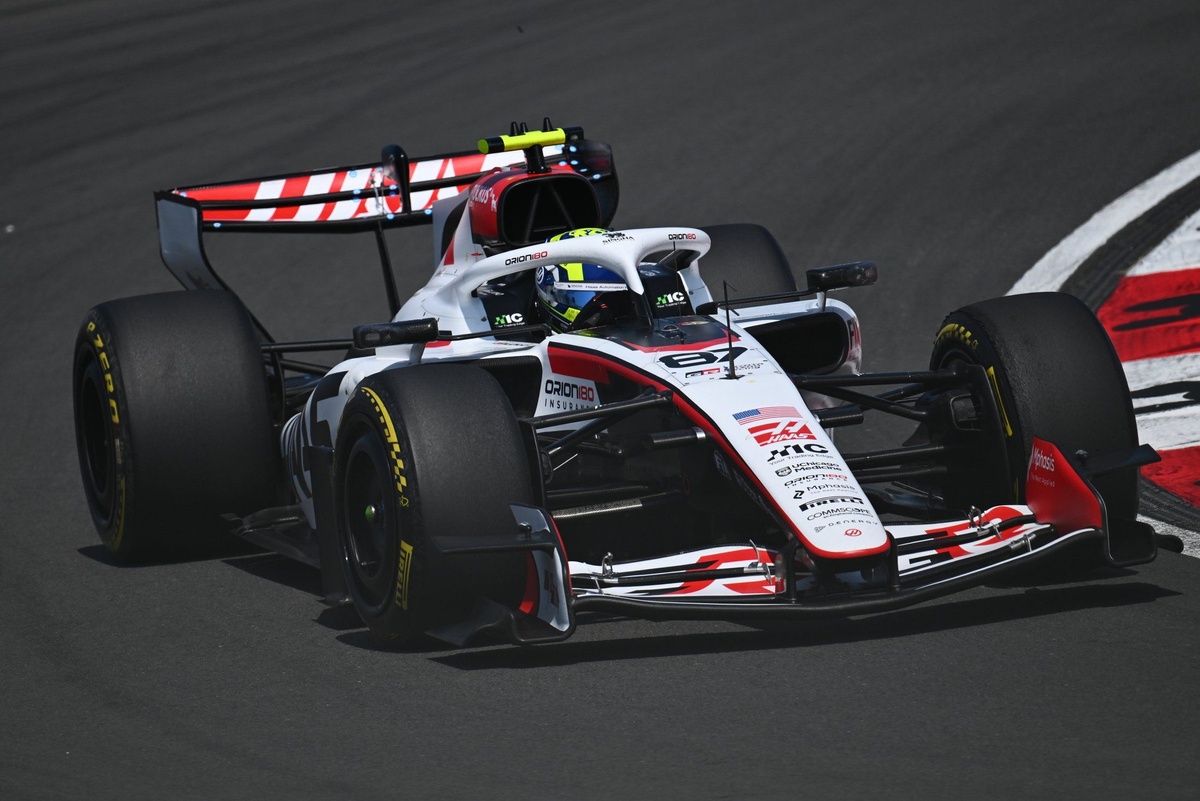 Haas surprend et s’impose au milieu de peloton