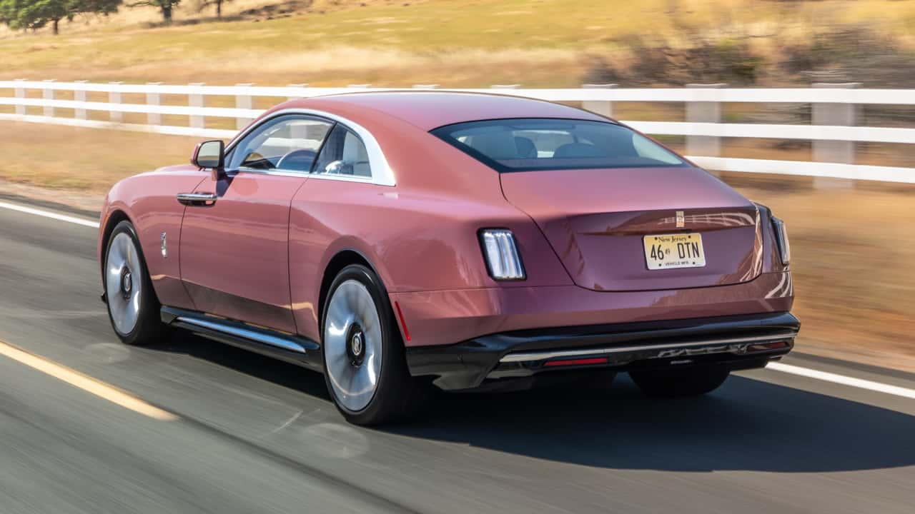 Rolls-Royce lâche l’électrique et préserve le V12