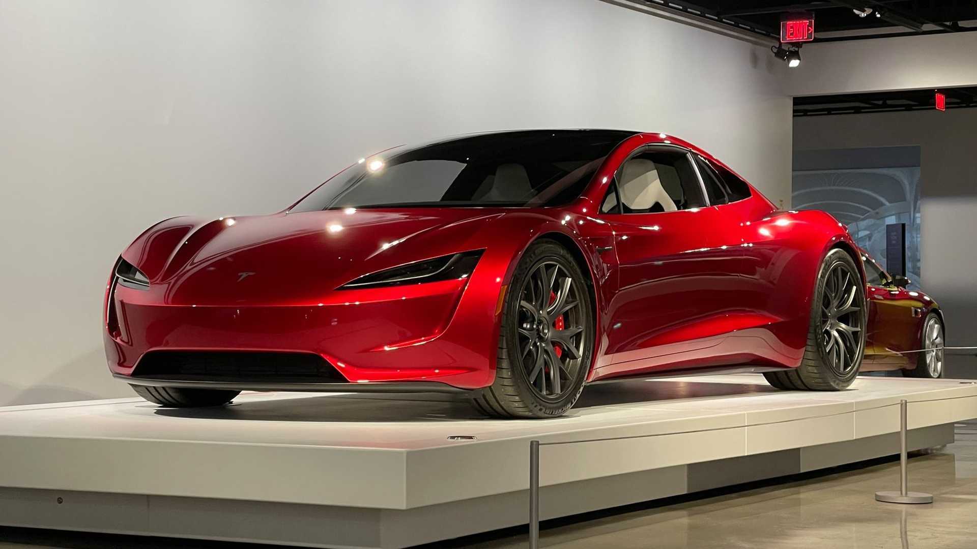 Tesla Roadster 2.0: Odważna inwestycja w monolityczne fotele