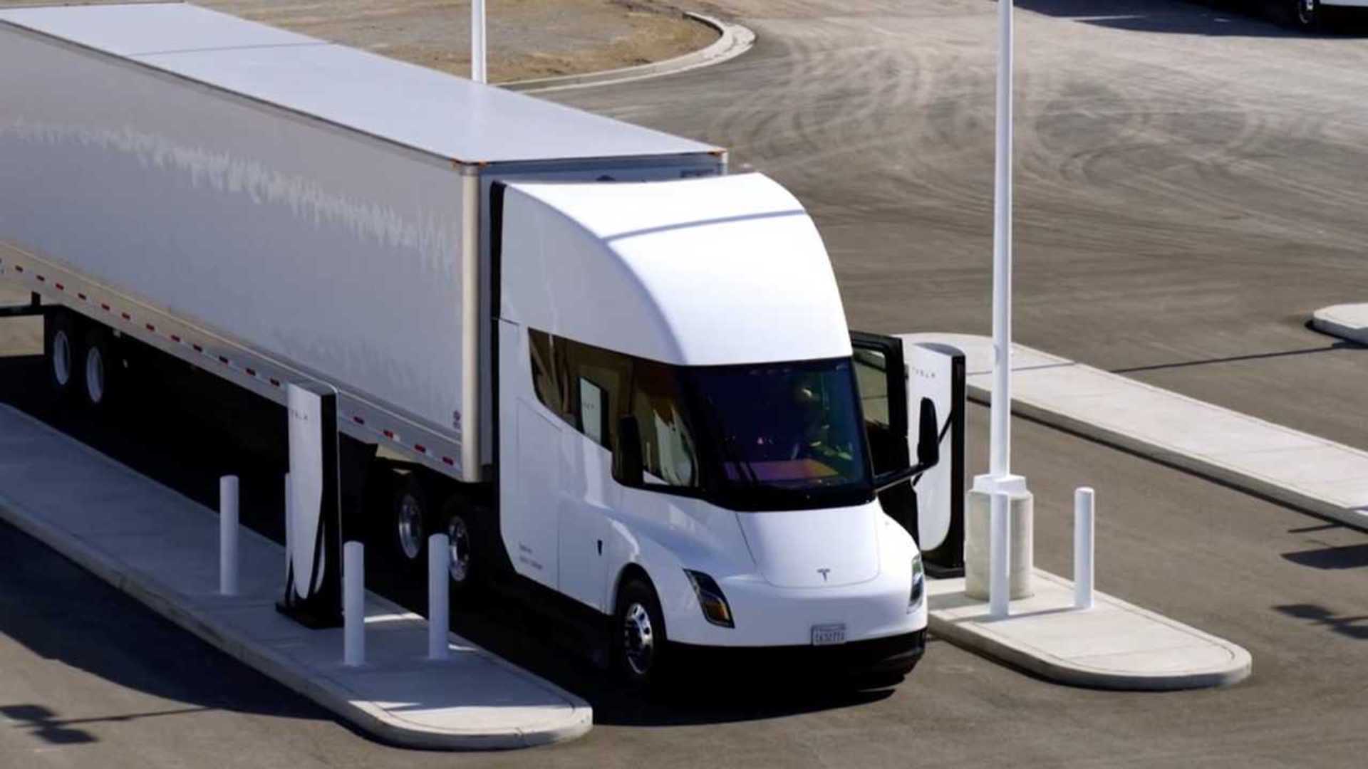 أول محطة شحن عامة لـ Tesla Semi تخيب الآمال في وعود القوة