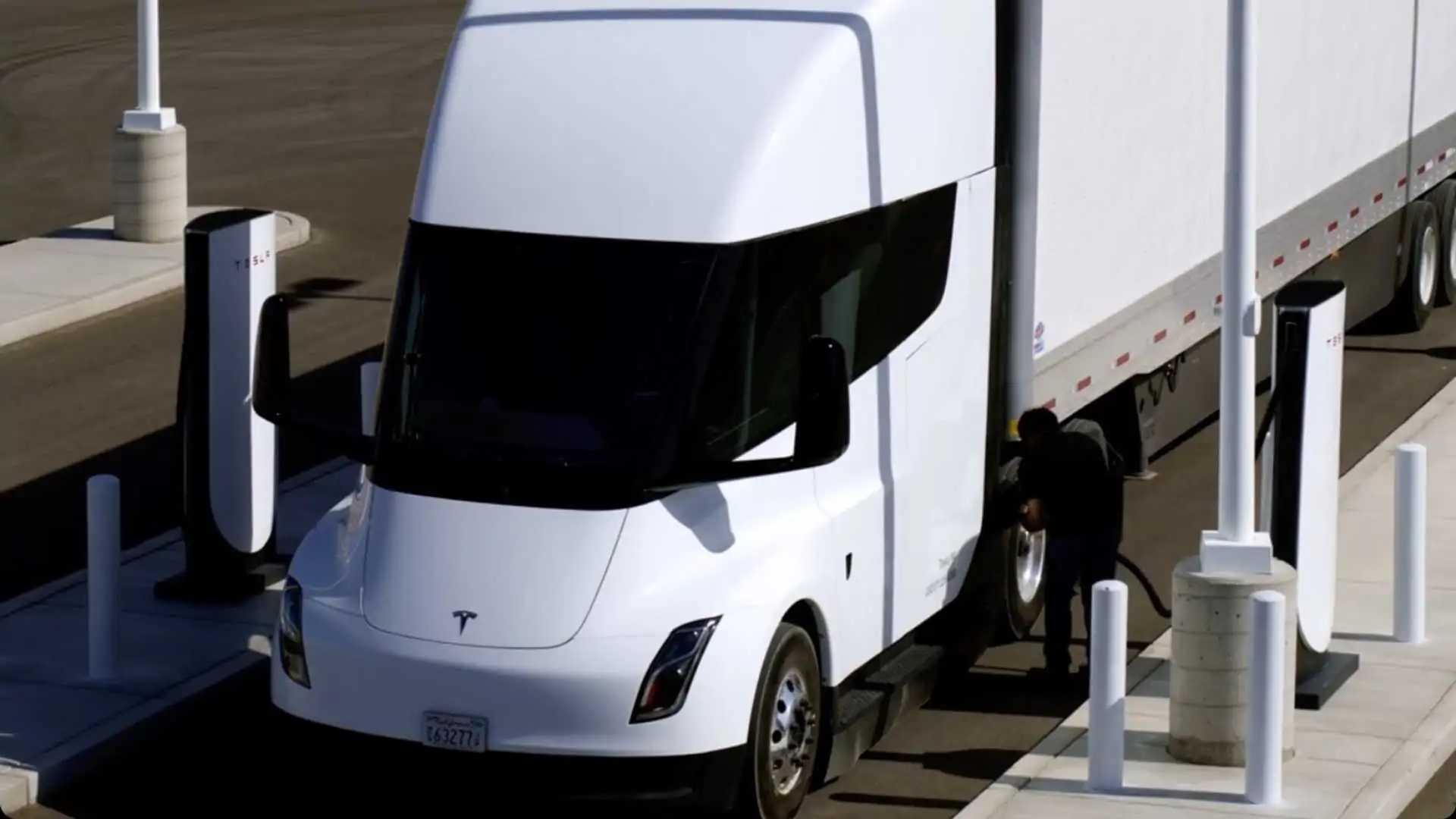 أول محطة شحن عامة لـ Tesla Semi تخيب الآمال في وعود القوة