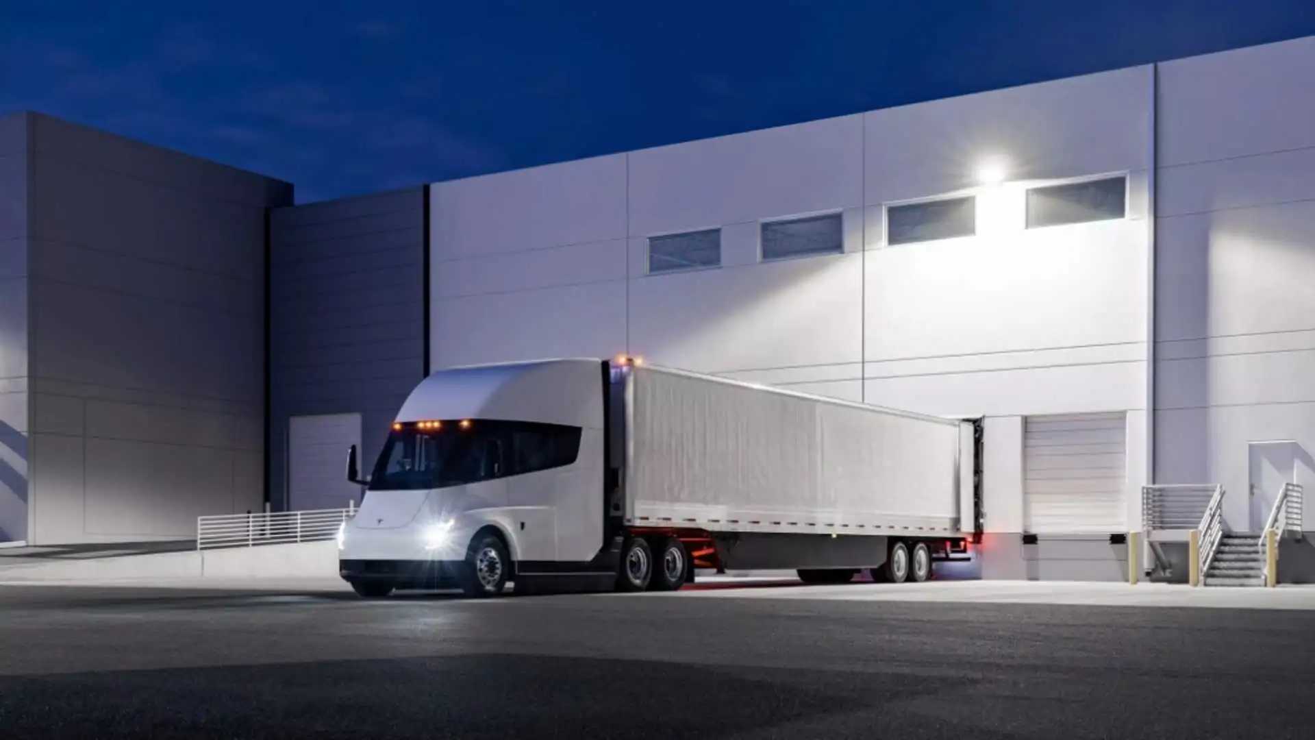 أول محطة شحن عامة لـ Tesla Semi تخيب الآمال في وعود القوة